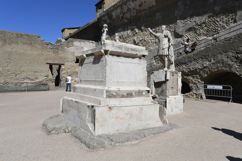 Erinnerungsaltar und Statue Marcus Nonius Balbus, Herculaneum