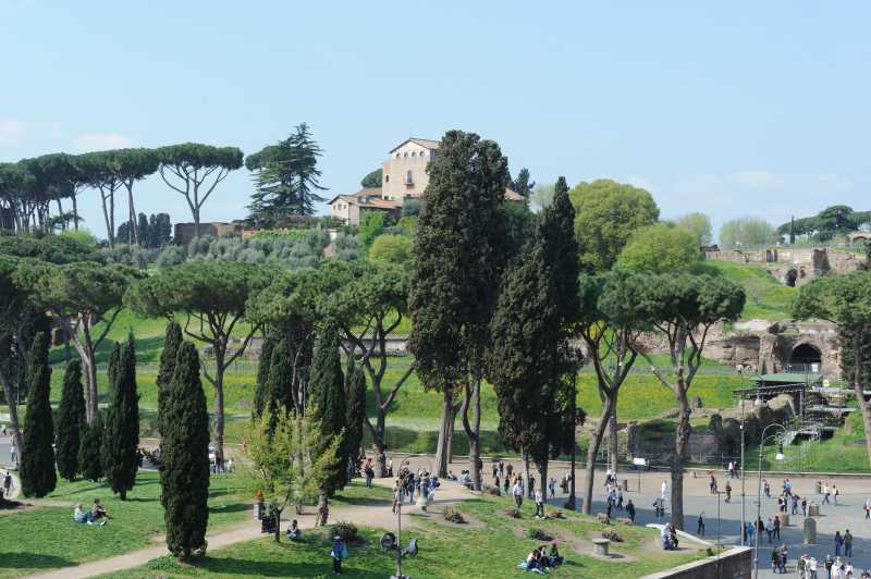 Blick Richtung Palatin (vom Colosseum), 04.2011